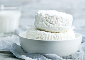 Bicarbonate de Potassium Earthborn Elements sur une table avec ingrédients