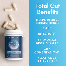 BIOHM Total Probiotic capsules avec un verre d'eau
