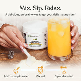 BIOptimizers Magnesium Breakthrough Drink sur une table avec des fruits