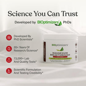 BIOptimizers Magnesium Breakthrough Drink sur une table avec des fruits