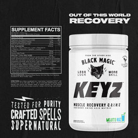 Black Magic Keyz Poudre d'Amino Acides 531g dans un verre avec de l'eau