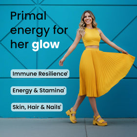 Bloomeo Complément Alimentaire Femmes, gélules de foie de bœuf à côté d'un verre d'eau