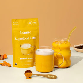 Blume Latte Superfood Curcuma Bio en préparation avec eau chaude
