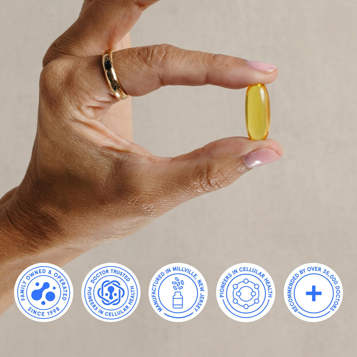 BodyBio Balance Oil 399g et des graines de lin sur une surface de cuisine