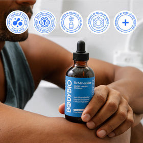 BodyBio ReMineralize sur un fond neutre avec accessoires