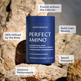 BodyHealth PerfectAmino comprimés sur une table avec d'autres compléments