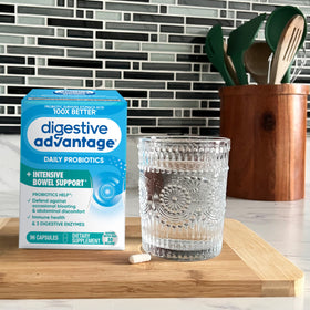 Boîte de daily Advantage Probiotiques sur une table en bois