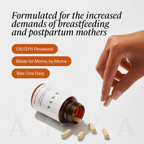 Boîte de multivitamine postnatale ANYA ouverte montrant les capsules