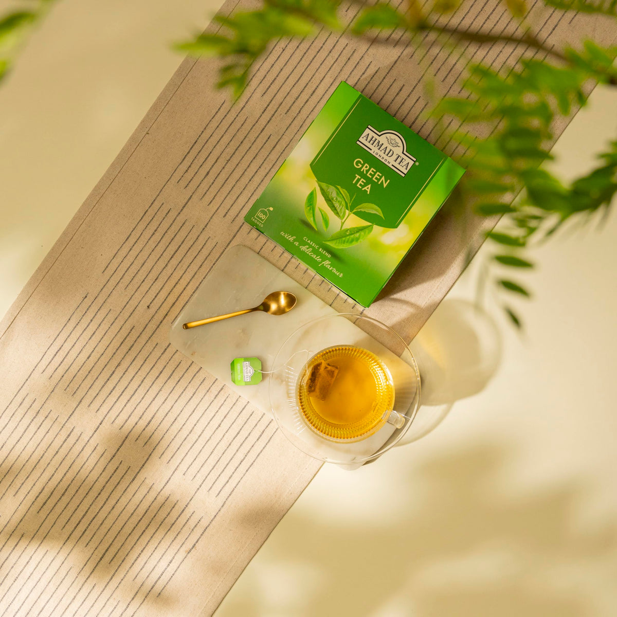 Boîte de Thé Vert Ahmad Tea montrant les sachets étiquetés