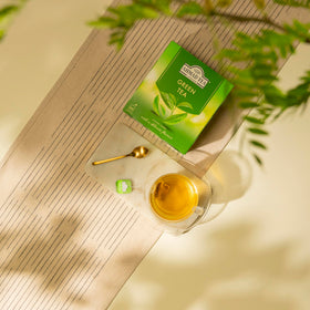 Boîte de Thé Vert Ahmad Tea montrant les sachets étiquetés