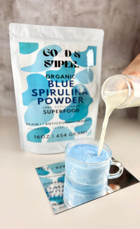 Bol acai décoré avec poudre de spiruline bleue