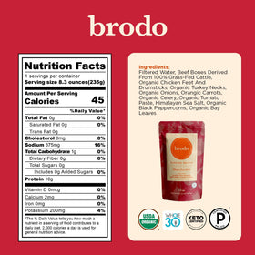 Bouillon osseux Brodo servi dans une tasse