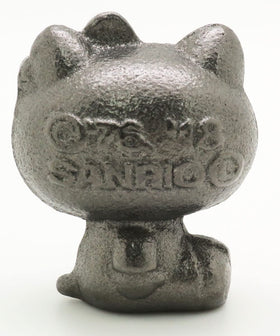 Boule en Fonte Hello Kitty à côté de pickles