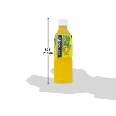 Bouteille d'Aloevine Aloe Vera Mangue sur une table en extérieur