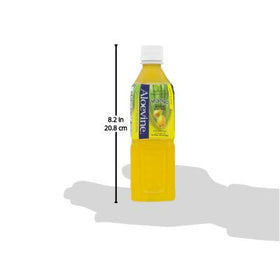 Bouteille d'Aloevine Aloe Vera Mangue sur une table en extérieur