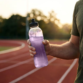 Bouteille d'eau avec ANS Performance Quench EAA 500g à côté