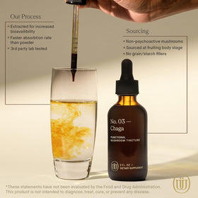 Bouteille d'extrait de champignon Chaga UPHORIC URTH ouverte avec pipette