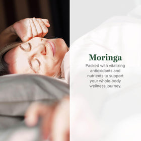Bouteille d'extrait liquide de Moringa Oleifera sur une surface en bois