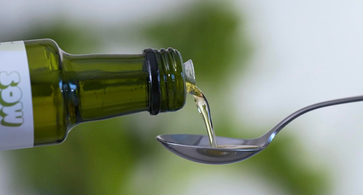 Bouteille d'huile de graines de chia bio avec cuillère doseuse