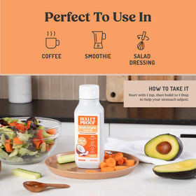 Bouteille d'huile MCT C8 Bulletproof Brain Octane avec un verre de smoothie