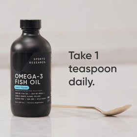 Bouteille d'Omega-3 Sports Research sur un fond naturel