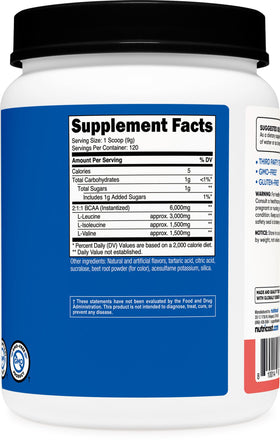 Bouteille de BCAA Nutricost sur une table de gym