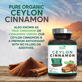 Bouteille de capsules de cannelle de Ceylan avec des plantes en arrière-plan
