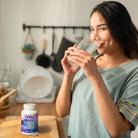 Bouteille de capsules de yerba mate Brainista sur fond blanc