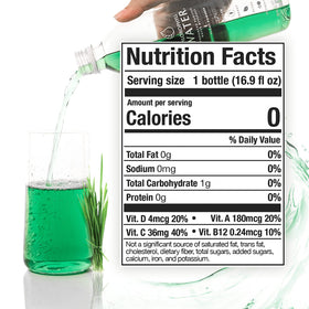 Bouteille de Chlorophyll Water posée sur une surface de gym