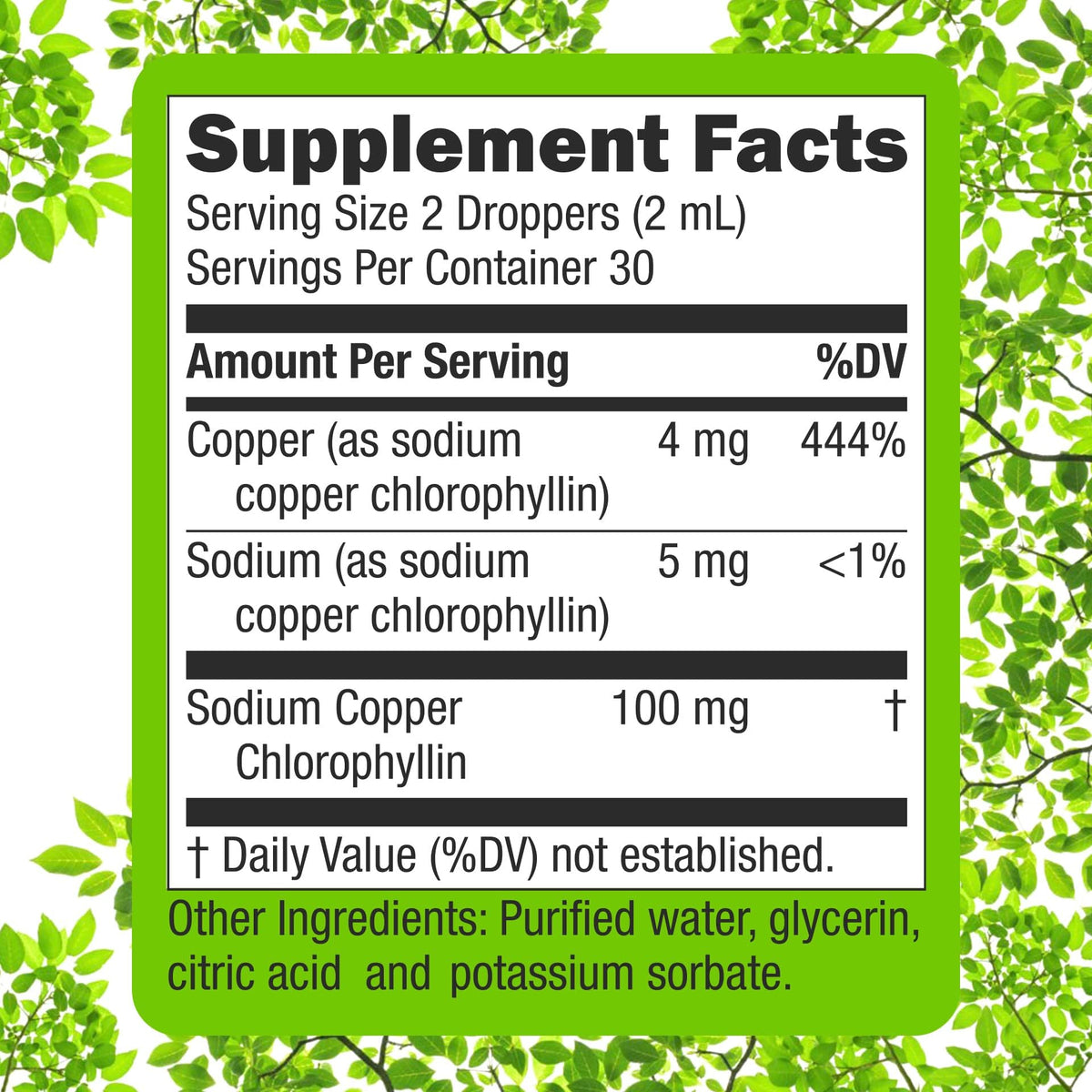 Bouteille de chlorophylle liquide Super Natural Goods à côté d'un verre de jus