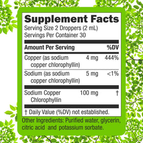 Bouteille de chlorophylle liquide Super Natural Goods à côté d'un verre de jus