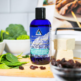 Bouteille de fer ionic de Mother Earth Minerals sur une table en bois