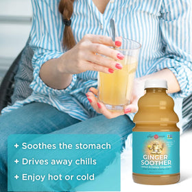 Bouteille de Ginger Soother et ingrédients naturels sur fond en bois