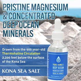 Bouteille de gouttes minérales Kona Sea Salt avec fond marin
