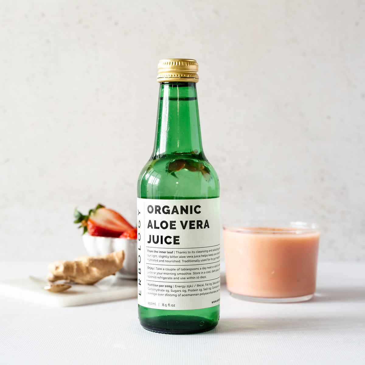 Bouteille de jus d'aloe vera Erbology sur une table en bois