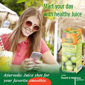 Bouteille de jus d'Amla Vedic Juices sur une table avec verre