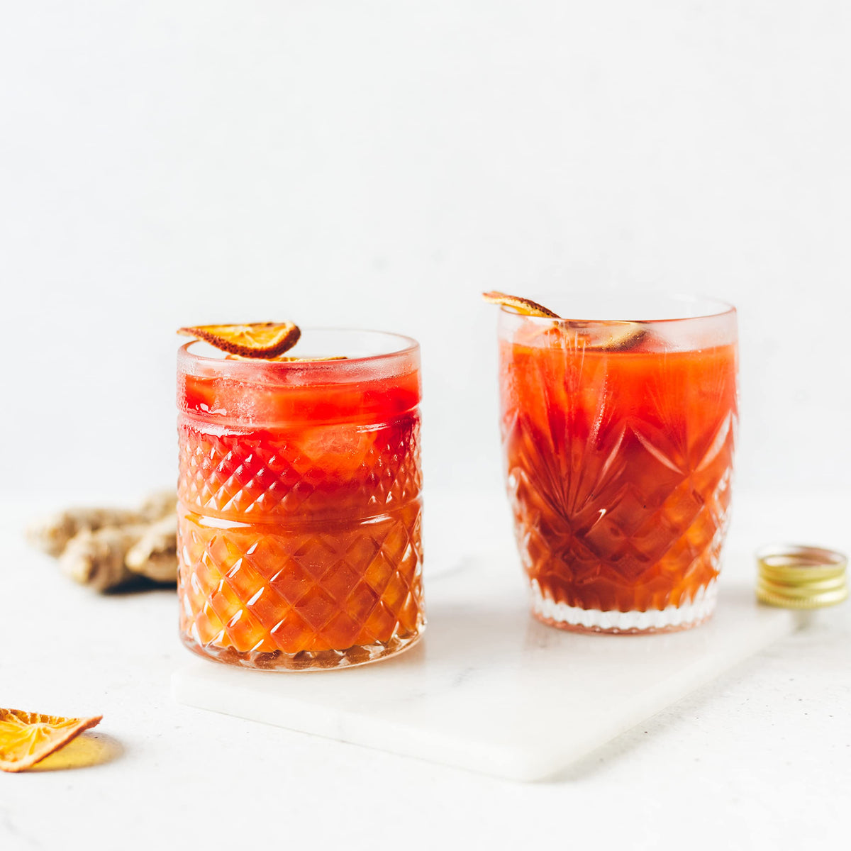 Bouteille de jus de baies de sorbier Erbology avec des glaçons