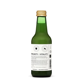Bouteille de jus de baies de sorbier Erbology dans un environnement naturel
