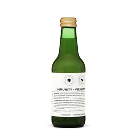 Bouteille de jus de baies de sorbier Erbology ouverte avec un verre à côté