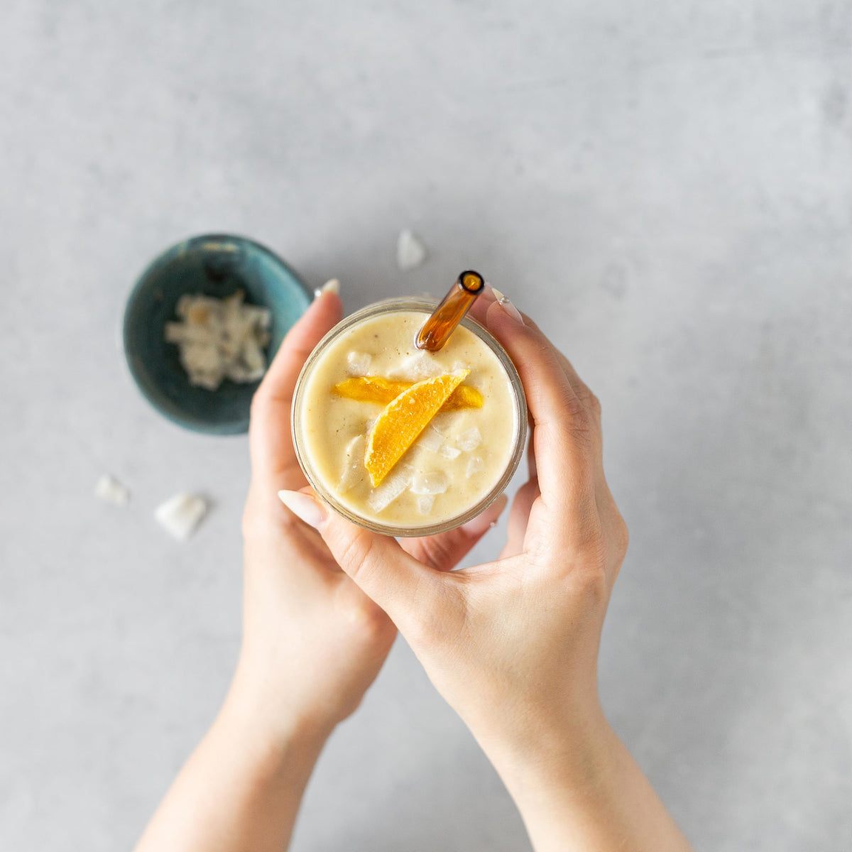 Bouteille de jus de bergamote Erbology sur fond en bois