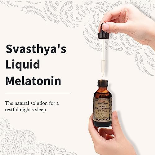Bouteille de mélatonine Svasthya sur une table en bois