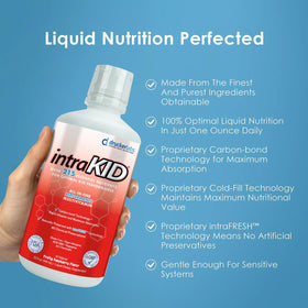 Bouteille de multivitamine intraKID sur une table avec un verre
