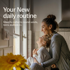 Bouteille de New Chapter Multivitamine Liquide 30 oz avec un verre à côté