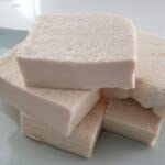 Bouteille de Nigari 360g sur une table de cuisine