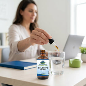 Bouteille de teinture de millepertuis Pure Mountain Botanicals avec fond neutre