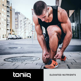 Bouteille de Toniiq L-Arginine ouverte avec comprimés à l'intérieur