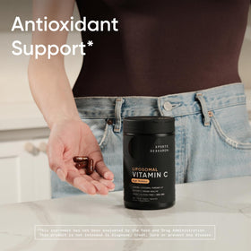 Bouteille de Vitamine C Liposomale ouverte avec capsules