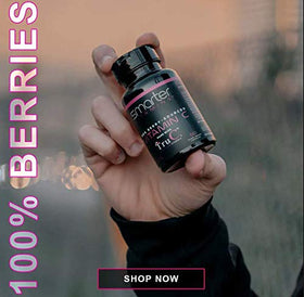 Bouteille de vitamine C ouverte avec capsules visibles