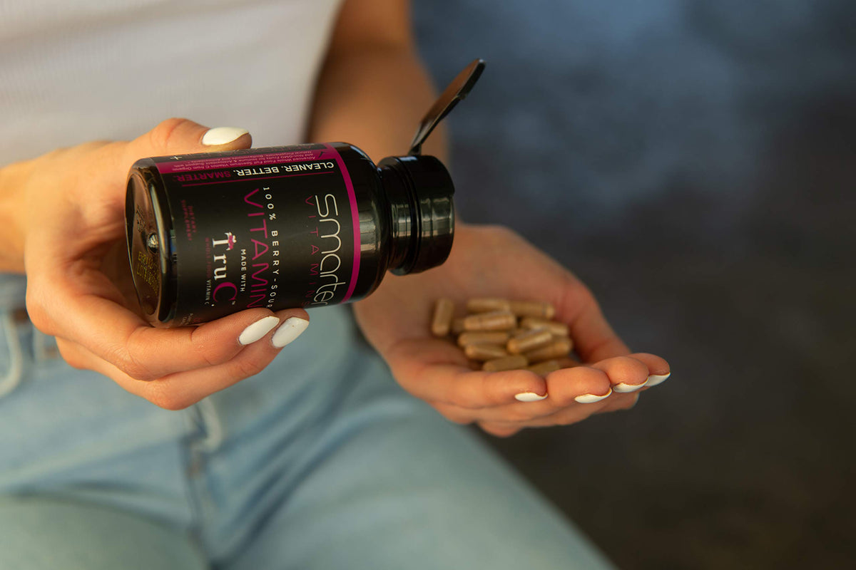 Bouteille de vitamine C SmarterVitamins ouverte, capsules visibles