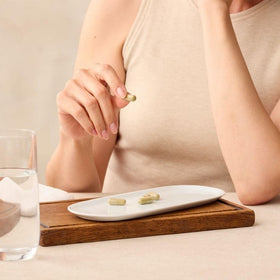 Bouteille Juice Plus+ Mélange de Légumes avec des légumes frais en arrière-plan